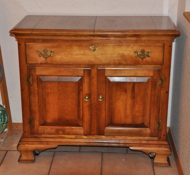 CUSHMAN FURNITURE   COLONIAL STYLE SERVING HUTCH BUFFET