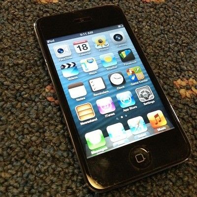 Apple iPod touch 4th Generation Black (32 GB) Bundle Otterbox Defender 