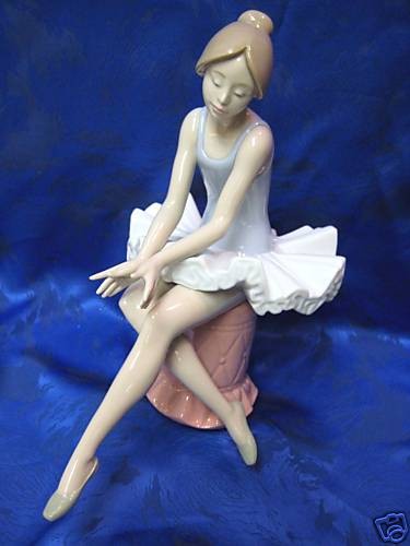 SITTING BALLET DANCER BALLERINA NAO BY LLADRO #1179