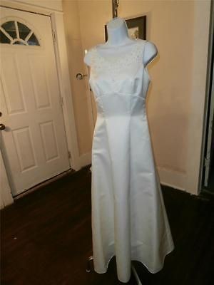 DAVID BRIDAL SIZE 4 IVORY WEDDING DRESS SLEEVELESS WITH 3 BOWS ON 