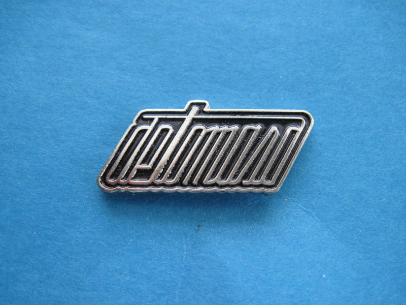 DE TOMASO pantera script  hat (lapel ) pin