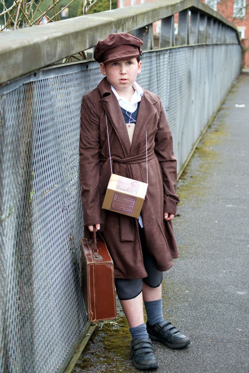 1940S WW2 wartime EVACUEE BOY Includes Fake Gas Mask Box Fancy Dress 