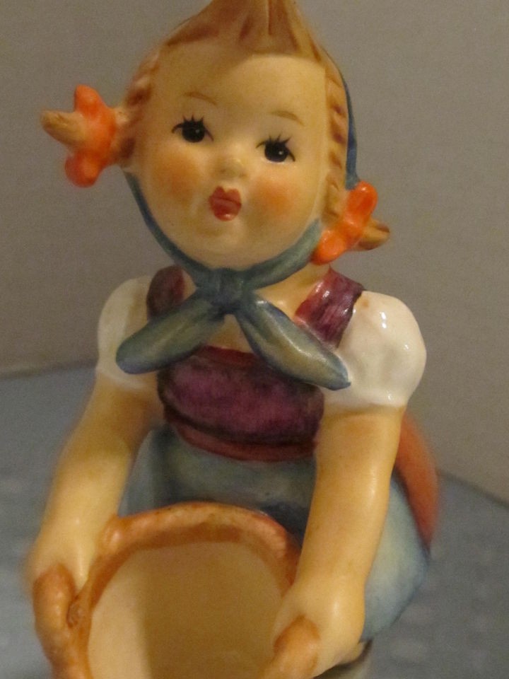 Goebel HUMMEL FIGURINE LITTLE HELPER #73 TMK 3