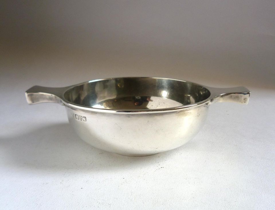 SOLID Sterling SILVER QUAICH 114g Chester 1924. Hallmarked