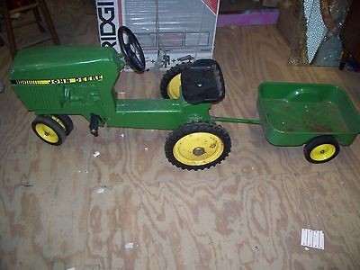 JOHN DEERE TOY PEDAL TRACTOR WITH TRALER *