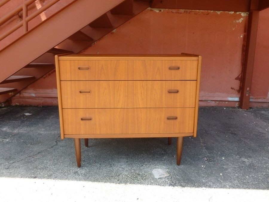 HANDSOME1960S MID CENTURY MODERN TEAK DANISH MODERN 3 DRAWER CHEST