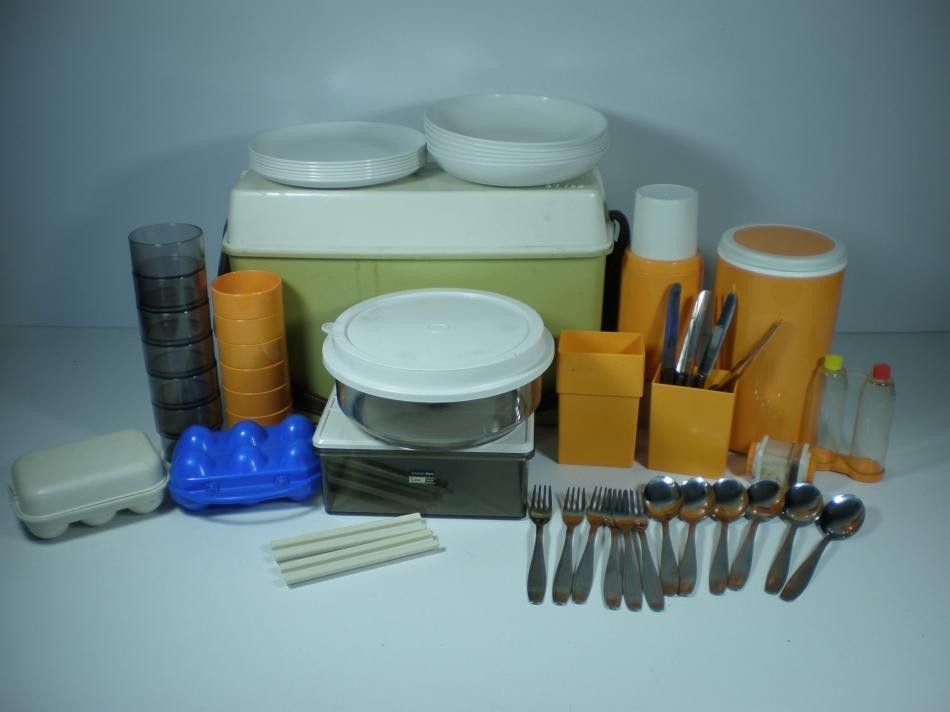 VINTAGE 1950S PLASTIC RETRO PICNIC SET CAMPING SET BASKET MADE BY 