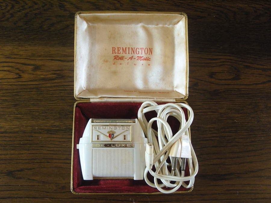 Vintage 1950s REMINGTON Roll A Matic Deluxe Razor in Case.