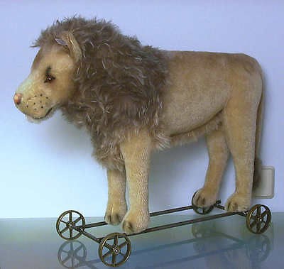 Steiff Ltd LION ON WHEELS 1909 w PULL VOICE   400445 RETIRED