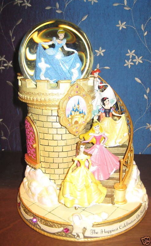 DISNEY PRINCESS STAIRCASE SNOWGLOBE   BRAND NEW