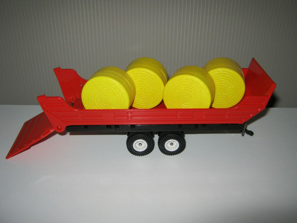 SIKU Farmer Series 132 Scale Diecast Trailer With Hay Bales.