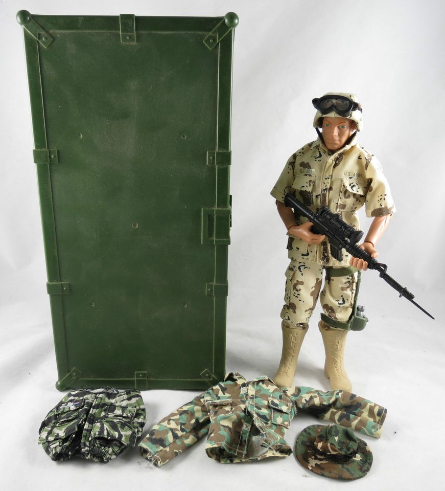 Hasbro 12 GI Joe Plastic Foot Locker w/ Desert Camo Army Figure