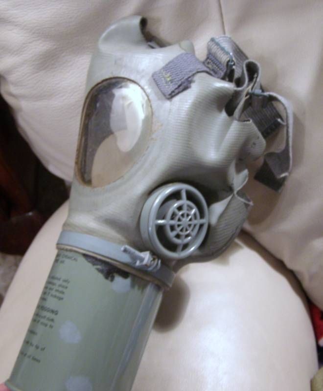 VINTAGE WORLD WAR 2 US NONCOMBAIANT GAS MASK M1A2 1 1