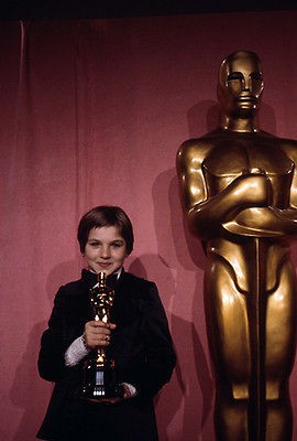 TATUM ONEAL HOLDING OSCAR ACADEMY AWARD STATUE PAPER MOON PHOTO SHOT 