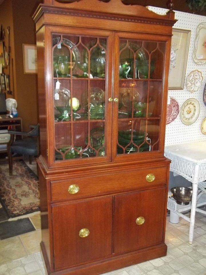 Vintage Mahogany China Cabinet/Bookca​se