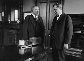 1924 photo Weather Bureau, Prof. Marvin, Sec. Gore with barograph 