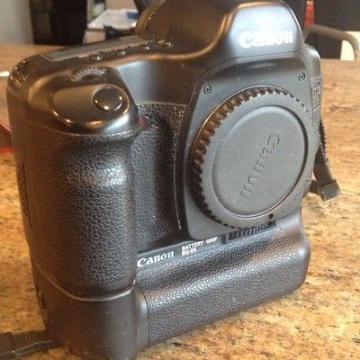 Canon EOS 5D 12.8 MP Digital SLR Camera   includes BG E4 Geniune Canon 