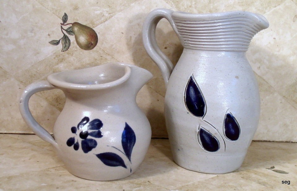 Charming WILLIAMSBURG POTTERY Salt Glaze PITCHERS Blue Flower 