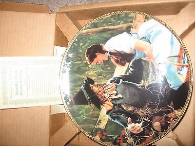 WIZARD OF OZ COLLECTOR PLATE DOROTHY MEETS THE SCARECROW COA 