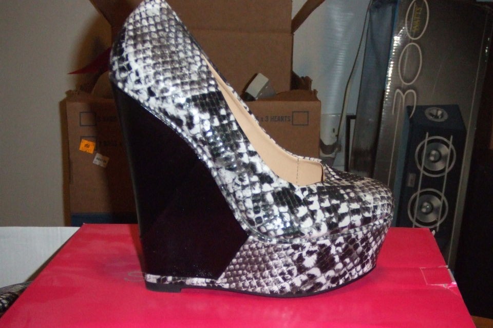 Shoe Dazzle Black and White Platform Heels