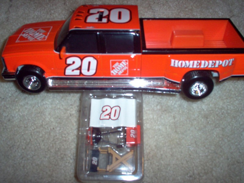 20 TONY STEWART  05 1/24 CHEVY DUALLY BANK