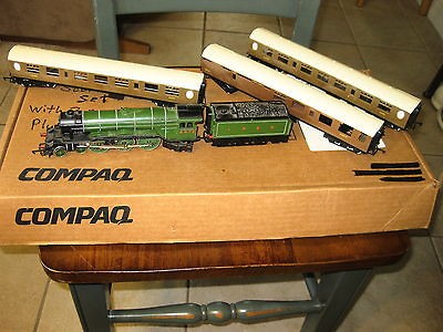 00 HORNBY FLYING SCOTSMAN TRAIN SET LOCOMOTIVE 4472 TENDER & 3 CARS