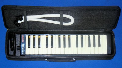 hohner student melodica model 32b and case 