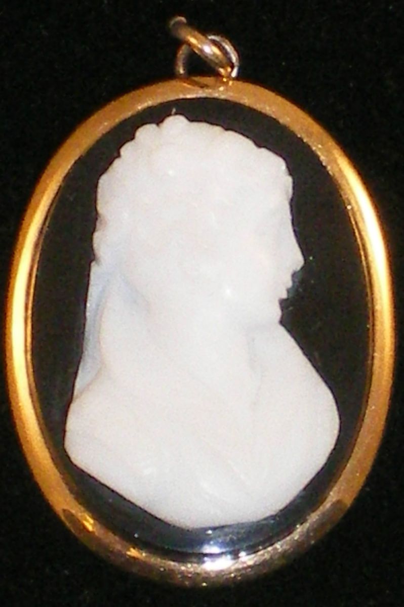 Antique Victorian 10K Gold Hardstone Cameo Black & White Carved Agate 