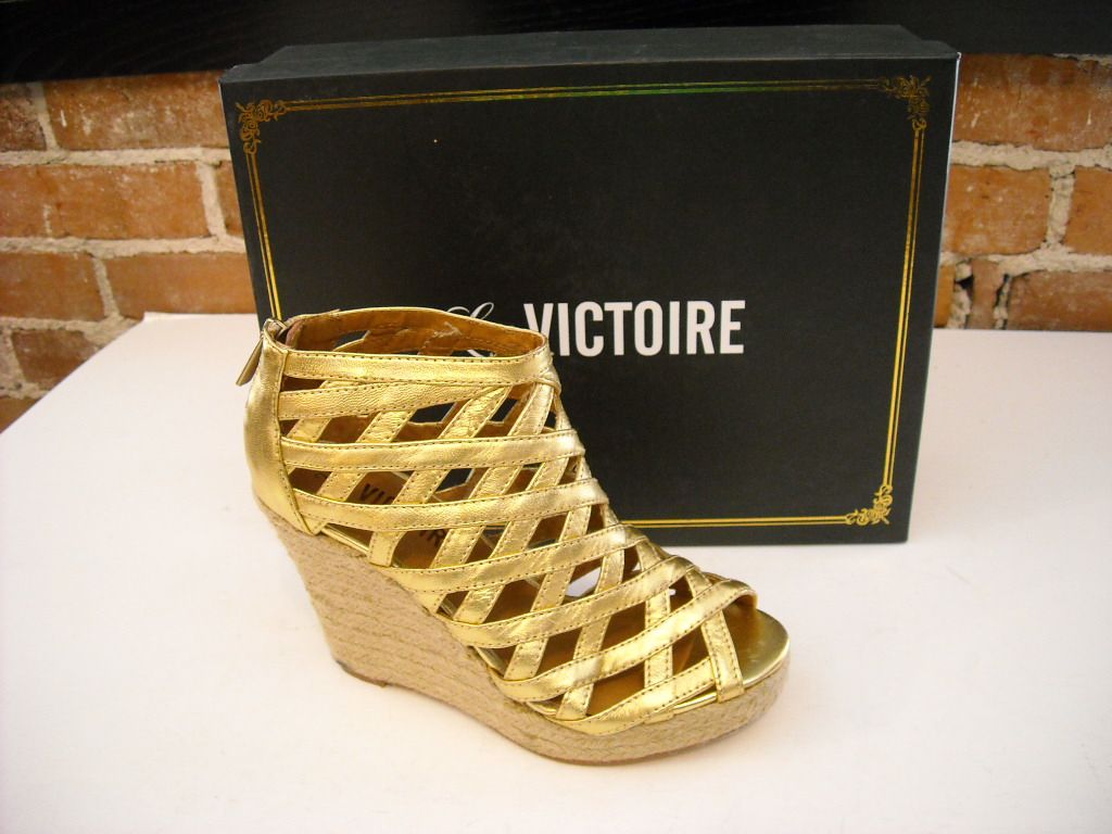 La Victoire Kaden Metallic Leather Cage Wedge Sandal New