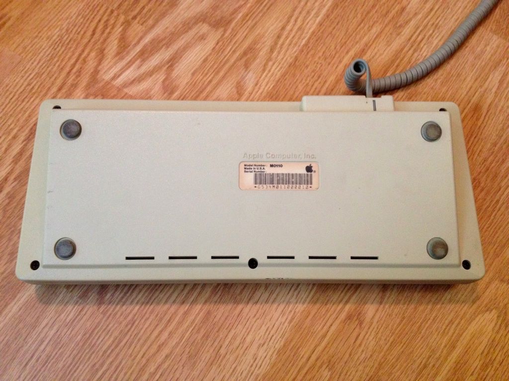 Original Apple Macintosh Computer Keyboard M0110 and Mouse M0100 