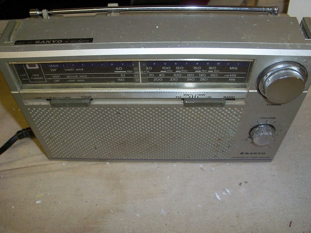 Radio portable SANYO RP 8800 MW SW LW & FM 25x6x16cm world receiver 