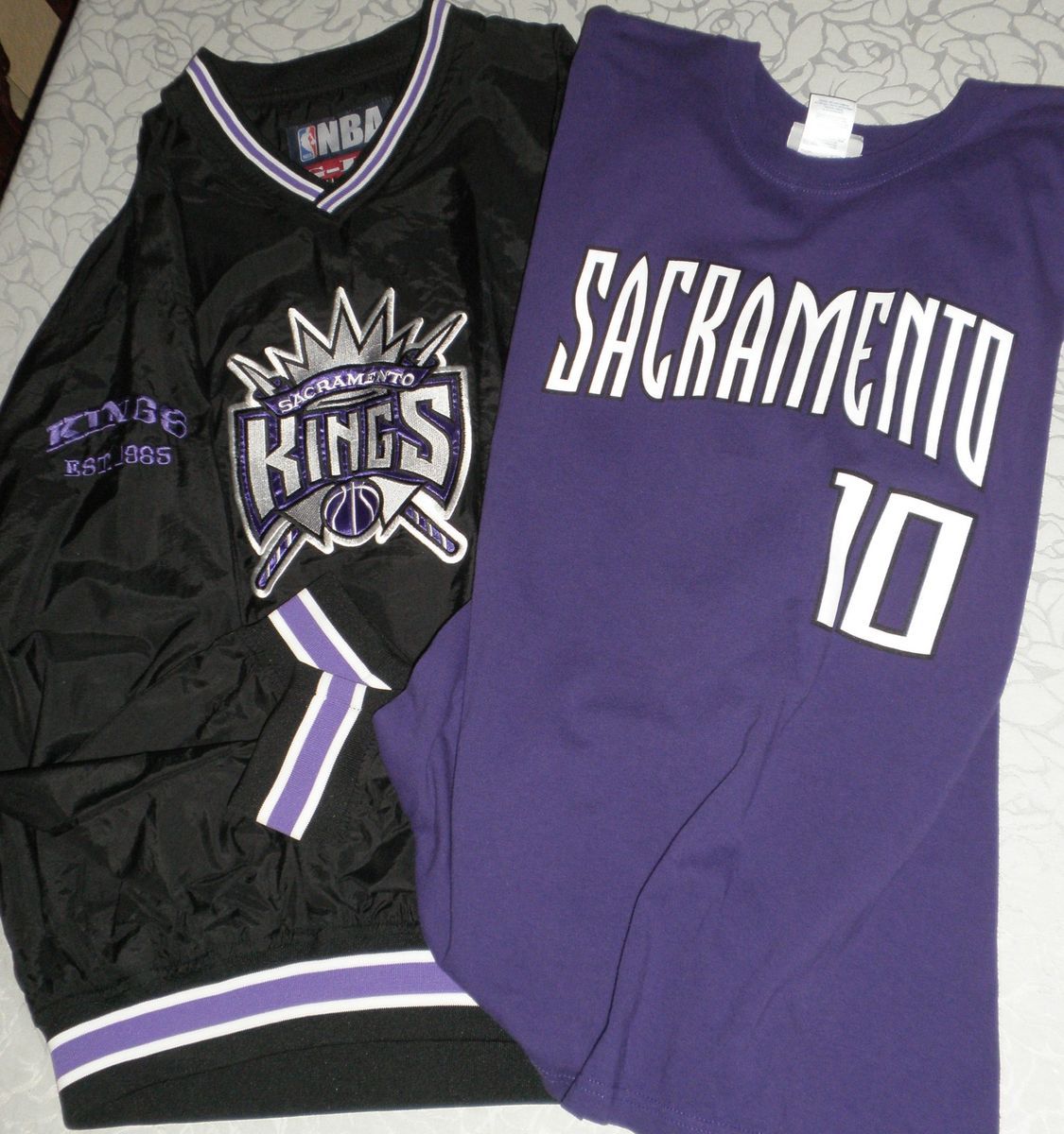 LOT SACRAMENTO KINGS SEWN WINDBREAKER AND BIBBY T SHIRT   LG.