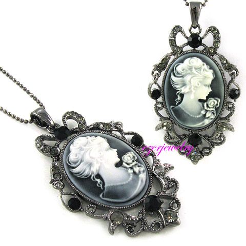 New Vtg Style Cameo Gray Crystals Pendant Necklace N309