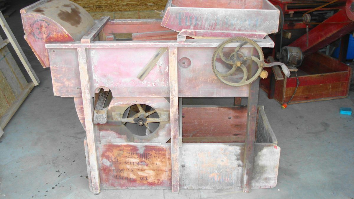 CLIPPER FANNING MILL SEED GRAIN CLEANER FOR USE WITH ELEVATOR WITH 9