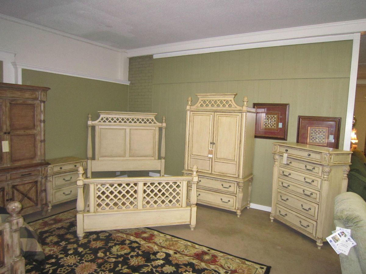 Shadow Mountain Cottage Grove Queen Bedroom Suit