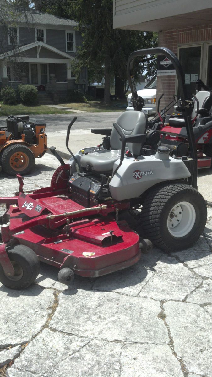 EXMARK ZERO TURN MOWER XS 31 HORSEPOWER VANGAURD ENGINE 66 TRITON DECK