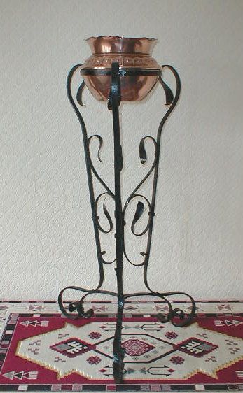  ARTS & CRAFTS COPPER & WROUGHT IRON JARDINIÈRE PLANT STAND circa 1900