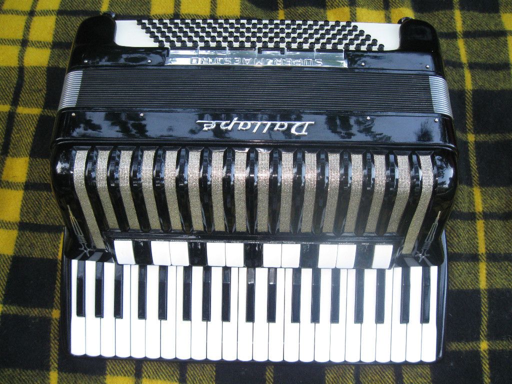 DALLAPE DOUBLE TONE CHAMBER SUPER MAESTRO ACCORDION ACCORDIAN