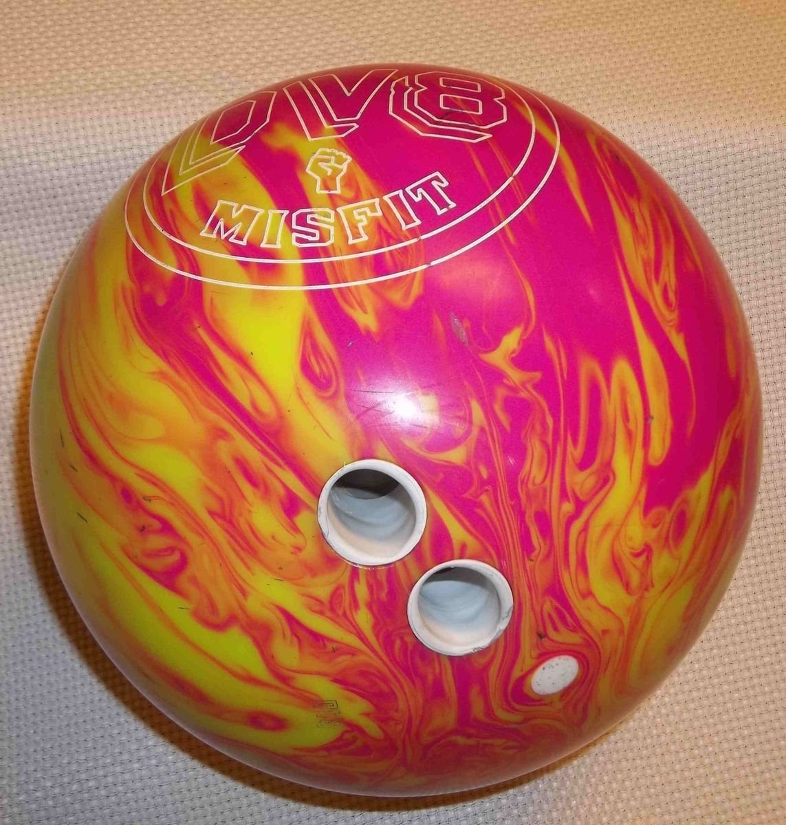 DV8 Misfit Bowling Ball 14 lbs Magenta