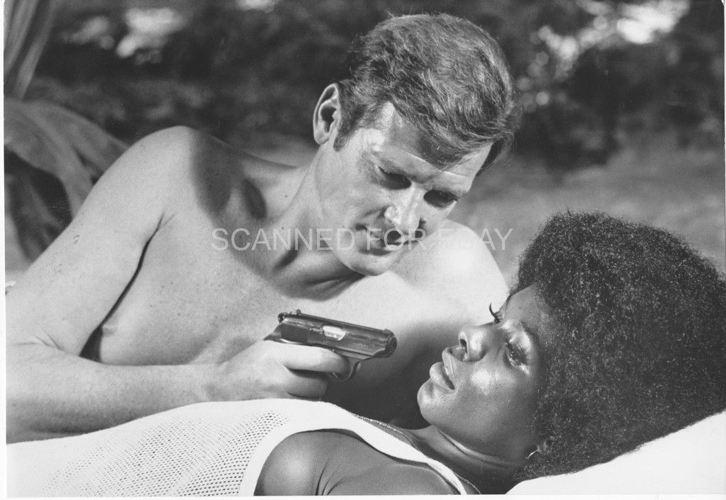 JAMES BOND LIVE AND LET DIE ROGER MOORE GLORIA HENDRY ORIG BORDERLESS