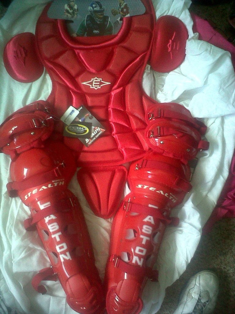 Easton Stealth Catcher Chestand Shin Leg Red Intermd