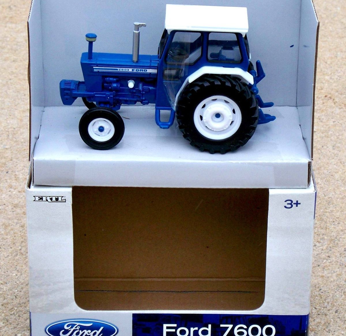 Ertl FORD 7600 Farm Tractor w Cab 13766 1 32
