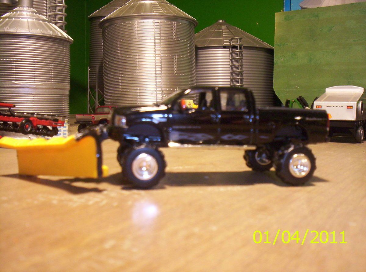 64 FARM EQUIPMENT TOY AUCTION ? motormax 1999 FORD F 350 DUALLY w