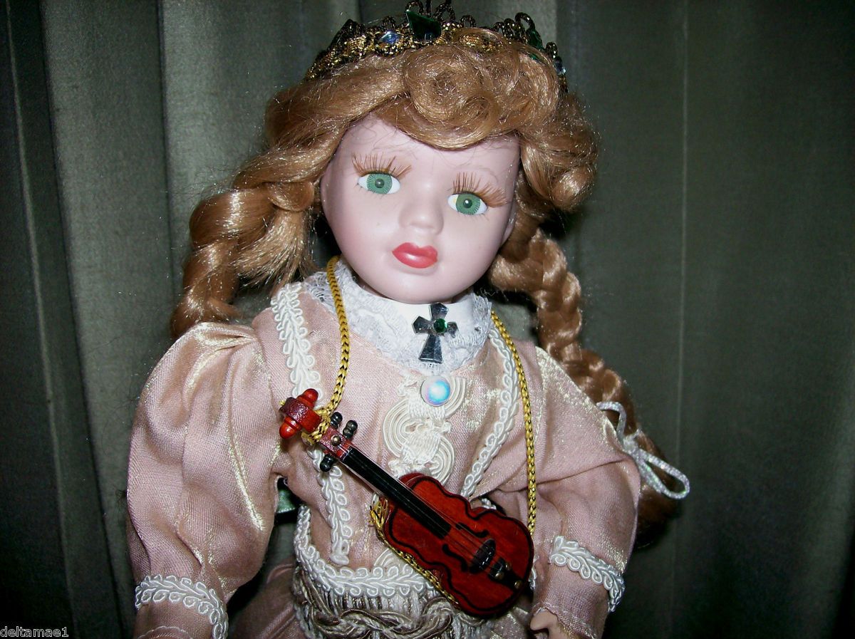 ARTMART DOLL  COUNTRYSINGER PORCELAIN GORGEOUS COSTUME  HAD FOR LONG