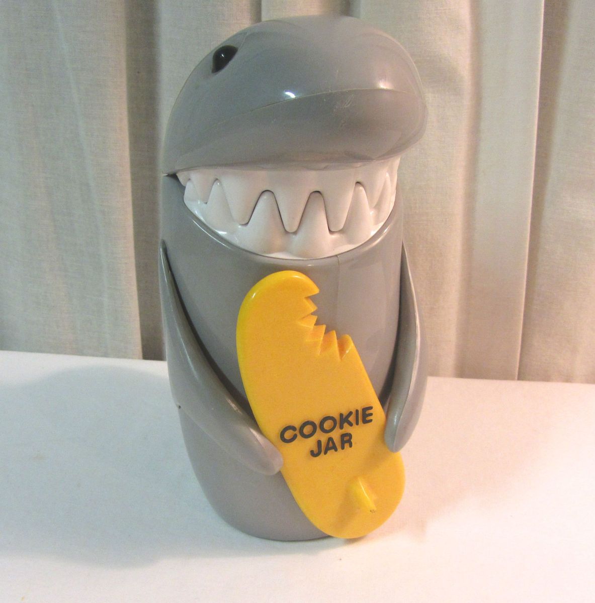   COOKIE JAR by FUN DEMENTAL Too LTD PLAYS THE RETRO JAWS MOVIE THEME