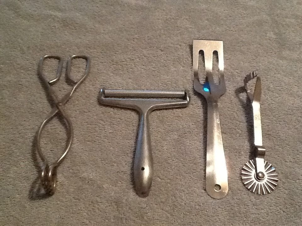 Lot 4 Vintage Metal Kitchen Utensils Vaughan Tongs Ateco Pastry Cutter