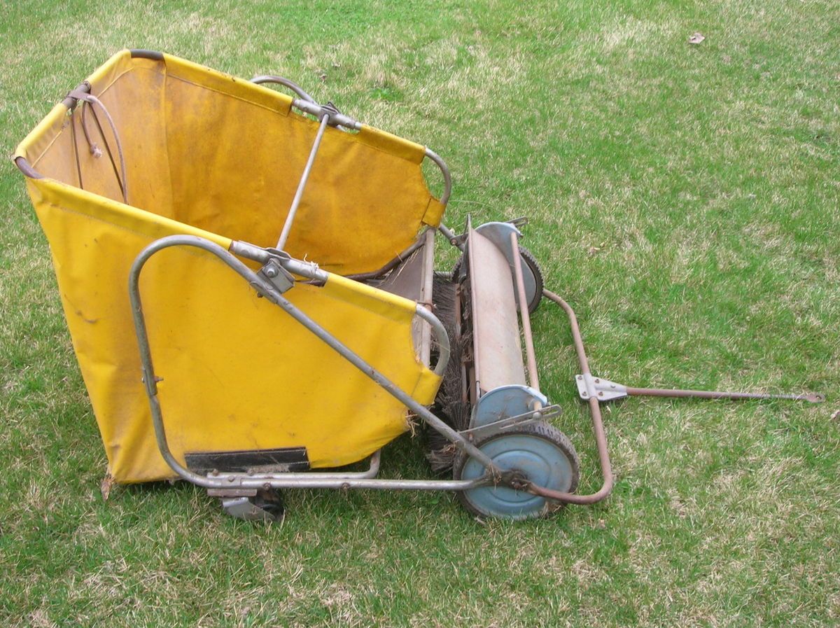 Lawnsweeper Pull behind Leaf and Grass Clipping Catcher   Pick Up Only