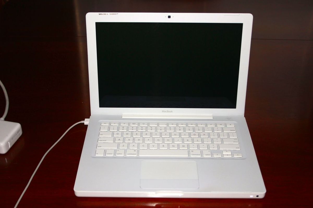 Apple MacBook 13 3 Laptop MB062LL B November 2007