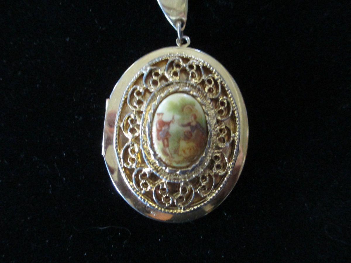 Vintage Victorian Scene Locket on Goldtone