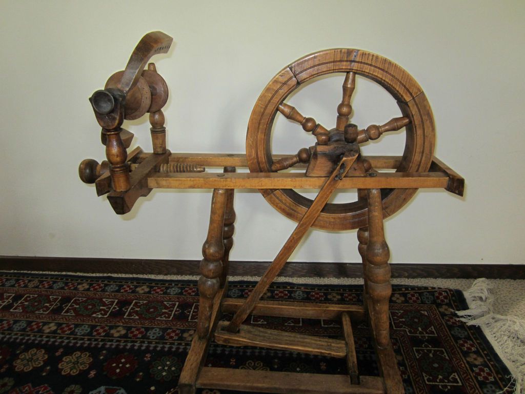 1800S SPINNING FLAX WHEEL, OAK, MEDIUM SIZE, MUST READ NARRATIVE.